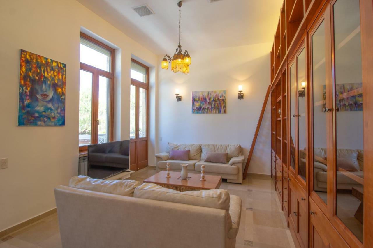 Art Apartment In Mamila Jerusalém Exterior foto